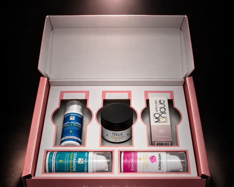 Mounique Box Anti-Age Starter — отворената кутия с петте продукта
